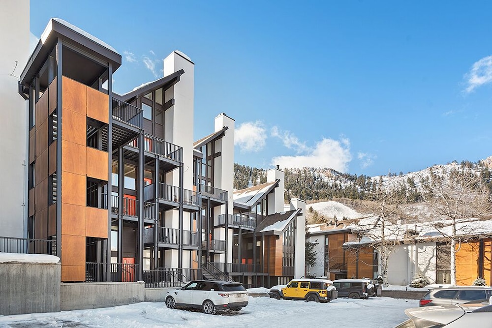 Fifth Avenue Condominiums by Frias