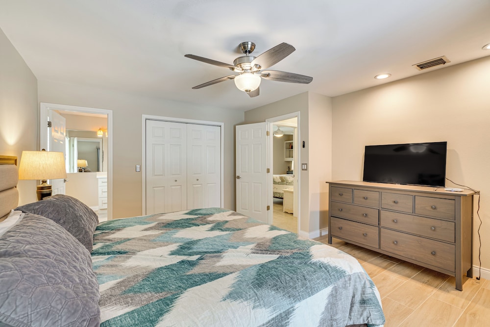 10 Mi to Beach: Poolside Paradise in Fort Myers!