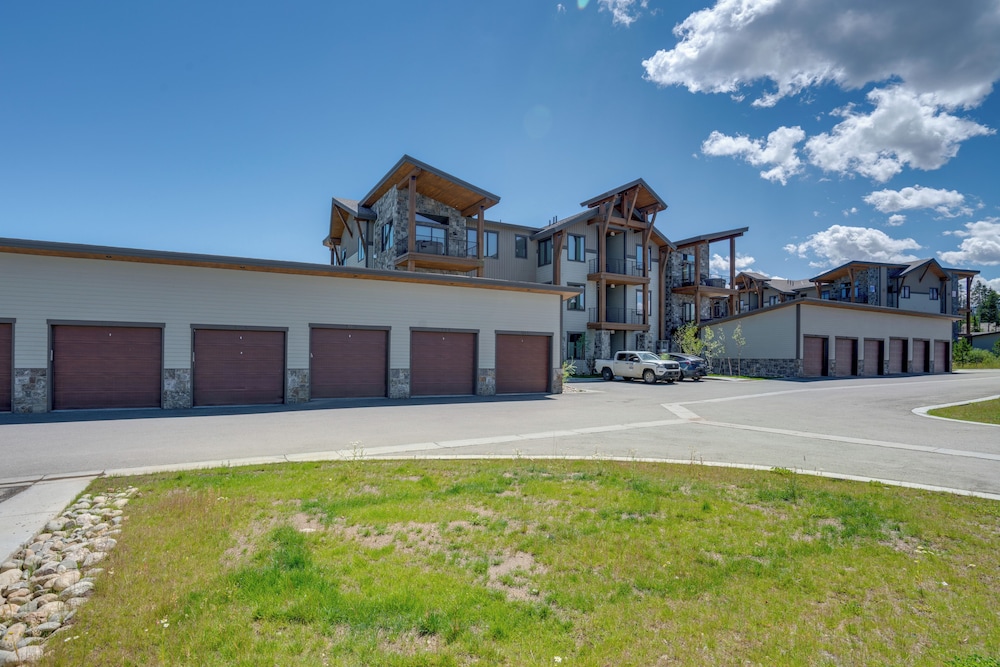 Modern Elk Creek Condo w/ Hot Tub & Heated Floors