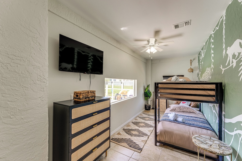 Hot Tub & Movie Theater: Family Oasis in Kissimmee