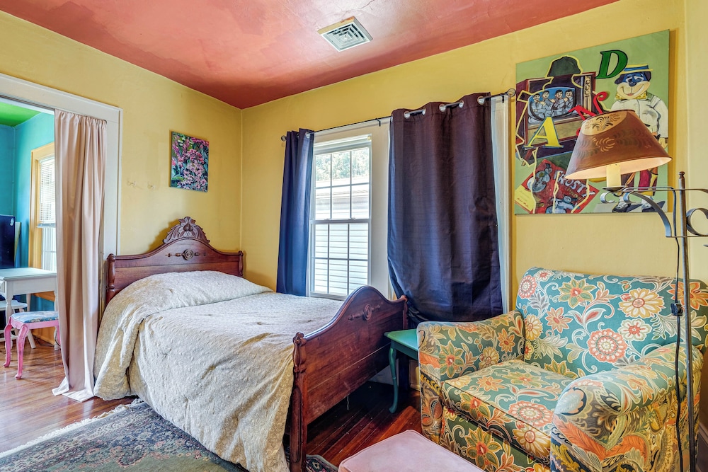 Half-mi to Dtwn: Cozy Roanoke Apt!