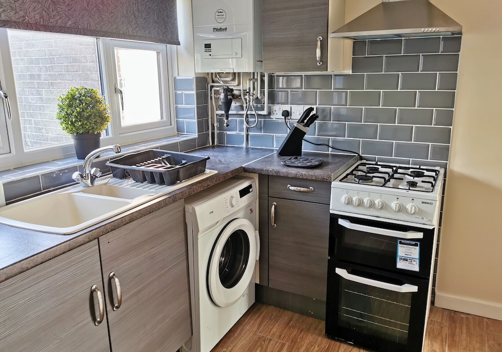 3bed Full House - Free Parking - Family Friendly! view 5