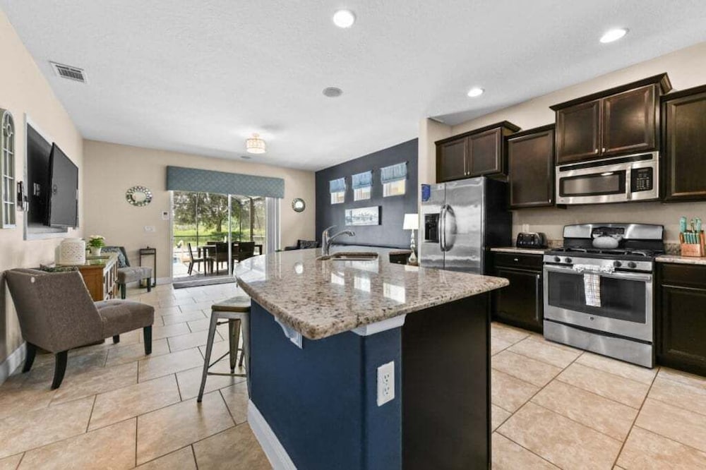 Spacious 5-Bedroom Resort Pool Home with Lake View 5 Villa