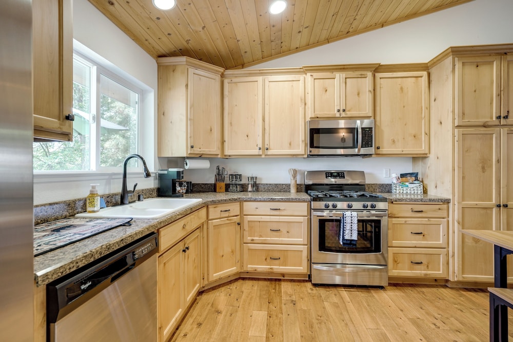 Walk to Dtwn: Charming Family Cabin in Twain Harte