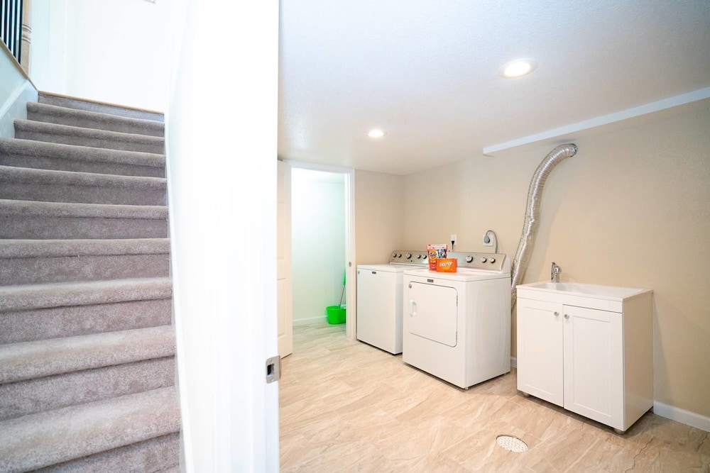 The Meadowlark Manor Spacious Backyard  Hot Tub - Property Image 6