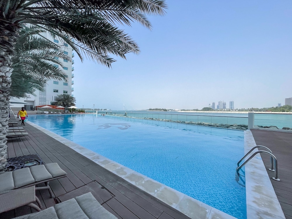 Peaceful and Airy 1-bedroom Apartment With the Palm Beach View
