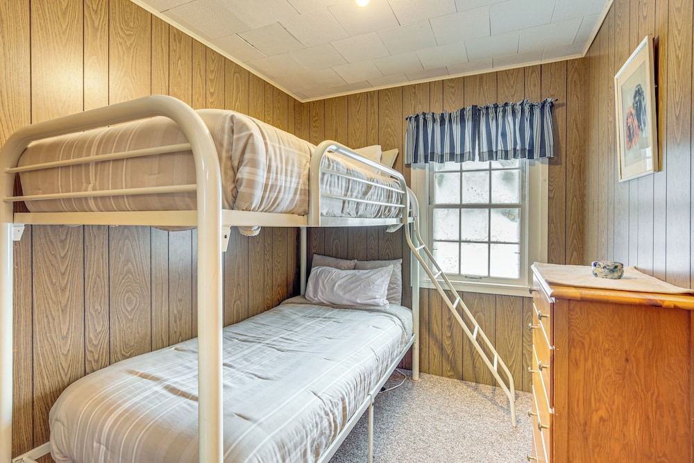 South Twin Lake Cabin w/ Seasonal Dock & Slip!