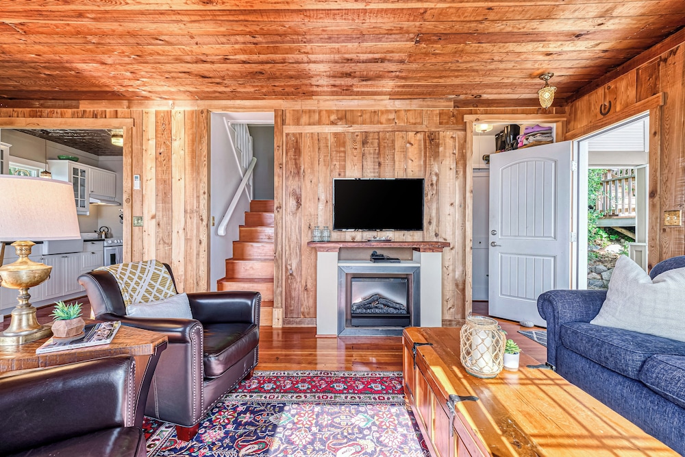 2 BR Beachfront Cottage w/ Grill & Expansive Deck