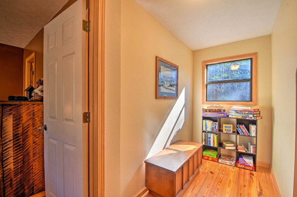 Family-friendly Cabin ~ 1 Mile to Hike & Swim! view 5