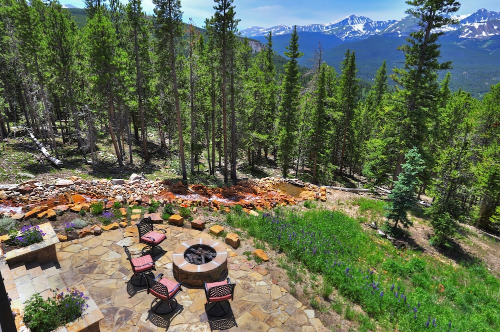 Three Sisters Lookout 5 Bedroom Home