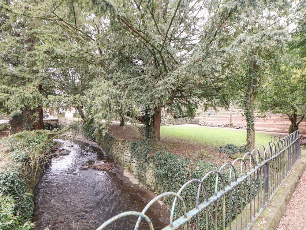 1 Knowleston House