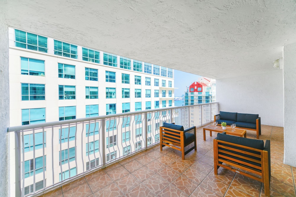 Sky High 31st Floor Condo W Parking