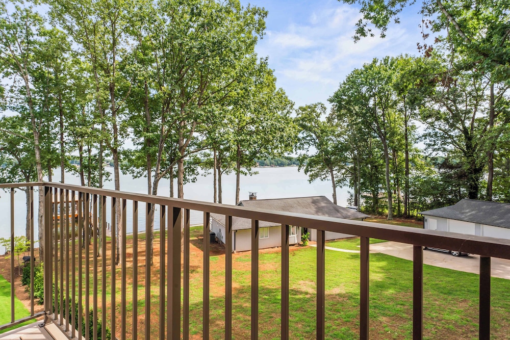 The Retreat at Sunrise Cove