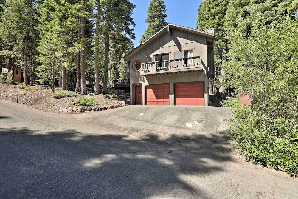 North Lake Tahoe Cabin: 4 Mi to the Beach! view 3