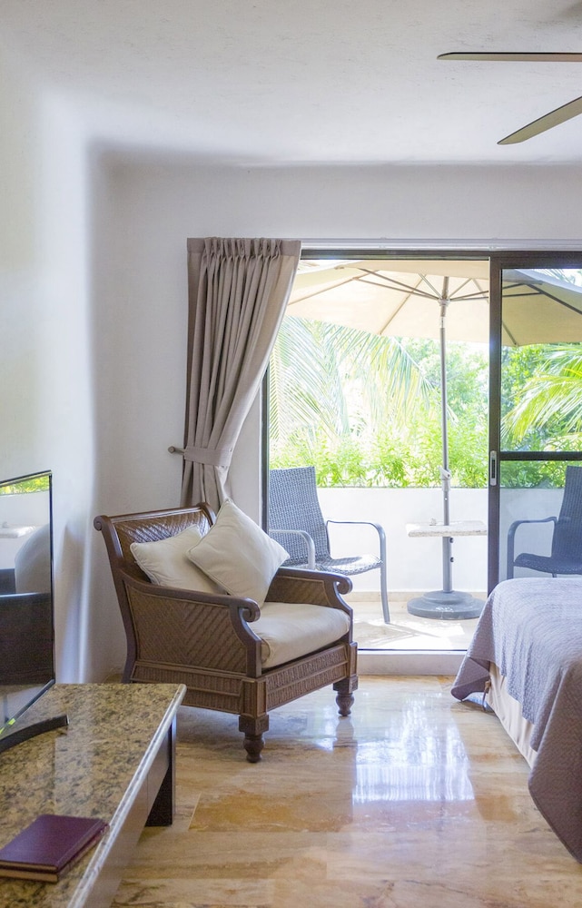 Deluxe Suites at Villas Tropical