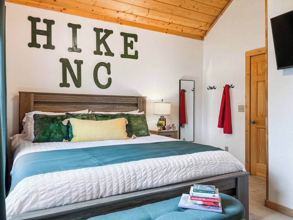 3 Kings 4 Bunks-sleeps 10-smart TV X6-parking out Front-full Kitchen-hot Tub