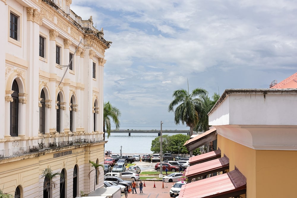 The Gentleman by Acomodo Casco Viejo
