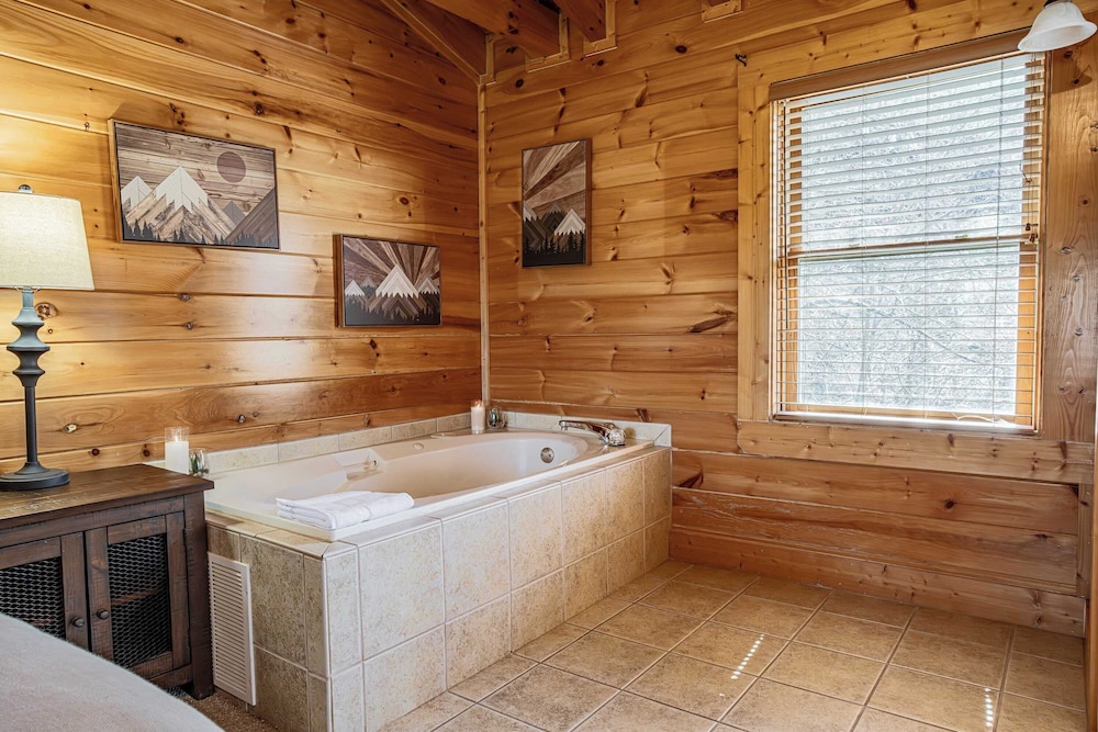 Bear Creek Way by Avantstay Hot Tub, Game Room, Air Hockey, Near Dollywood & Smoky Trails