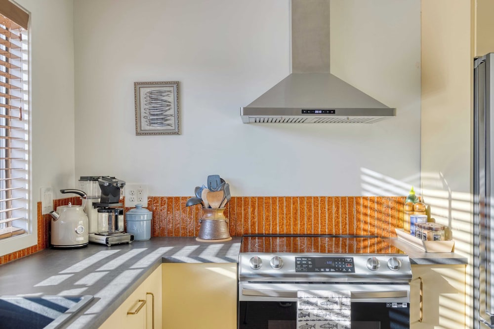 Walk to Beach & Shops Fireplace, Patio Dining & Firepit at Manzanita Ave