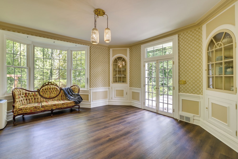 Home on Sprawling Estate, 6 Mi to Dtwn Spartanburg