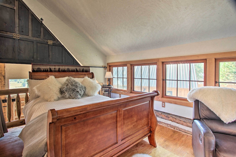 Snow Pine Retreat - Remote Crescent Log Cabin! view 2