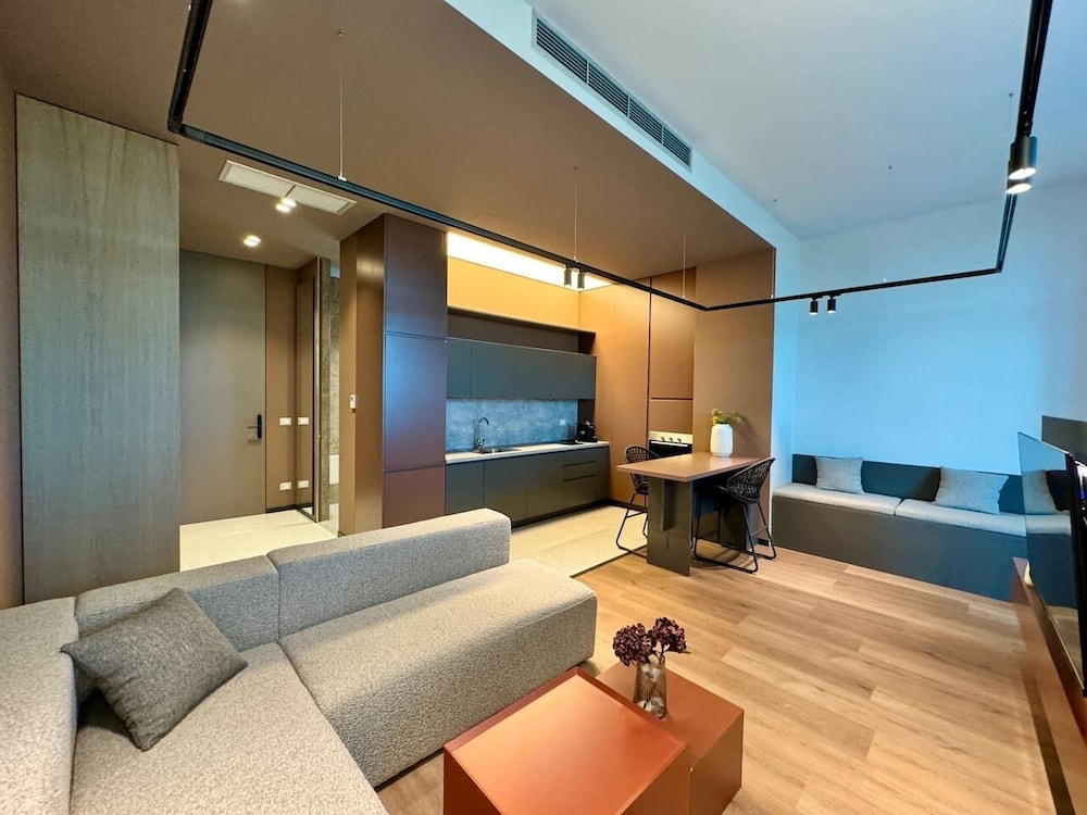 Zins Luxury Apartment 02