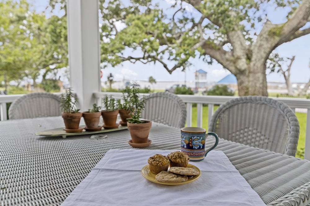 Bay Town Inn