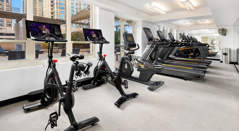 Near Riverwalk 2BR Private Balcony Downtown