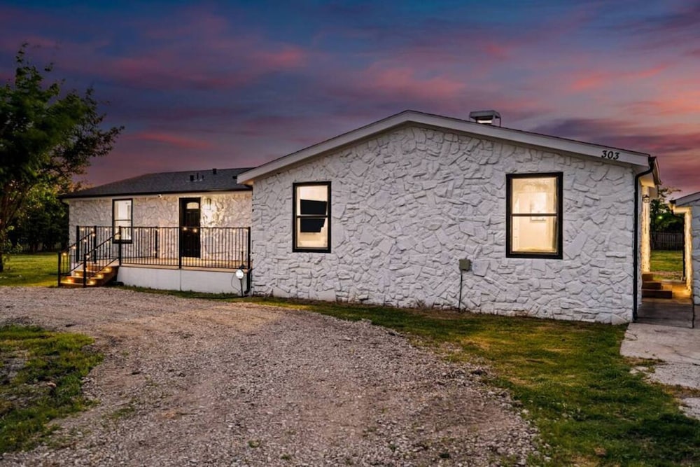 Spacious House-single Level Near Lake Huge Parking