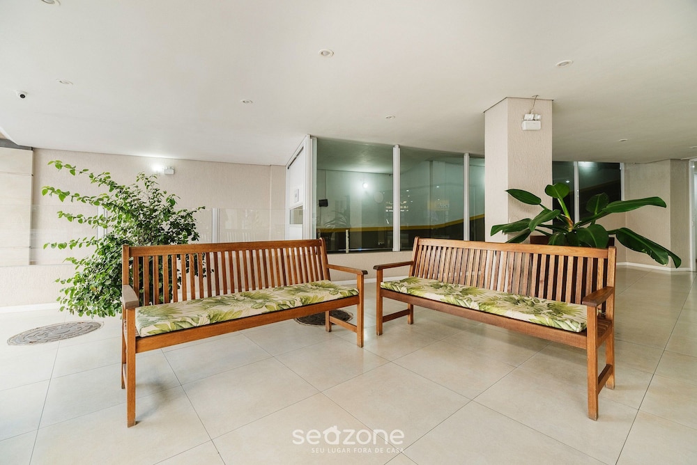 Central Apt Steps From the Beach in BC Cev2304