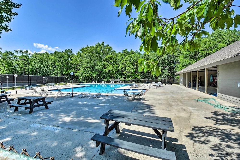 Hot Tub, Decks & 2 Kitchens: Mtn-view Jasper Gem!