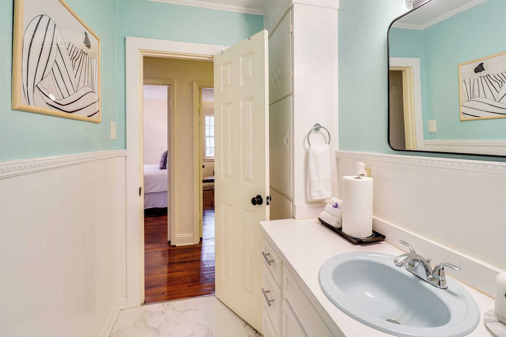 3 Mi to Mississippi Stadium: Cozy Jackson Getaway!