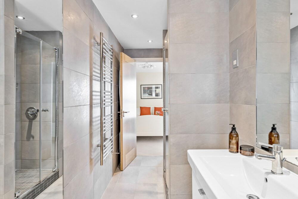 B6 Masts in Torquay With 3 Bedrooms and 2 Bathrooms