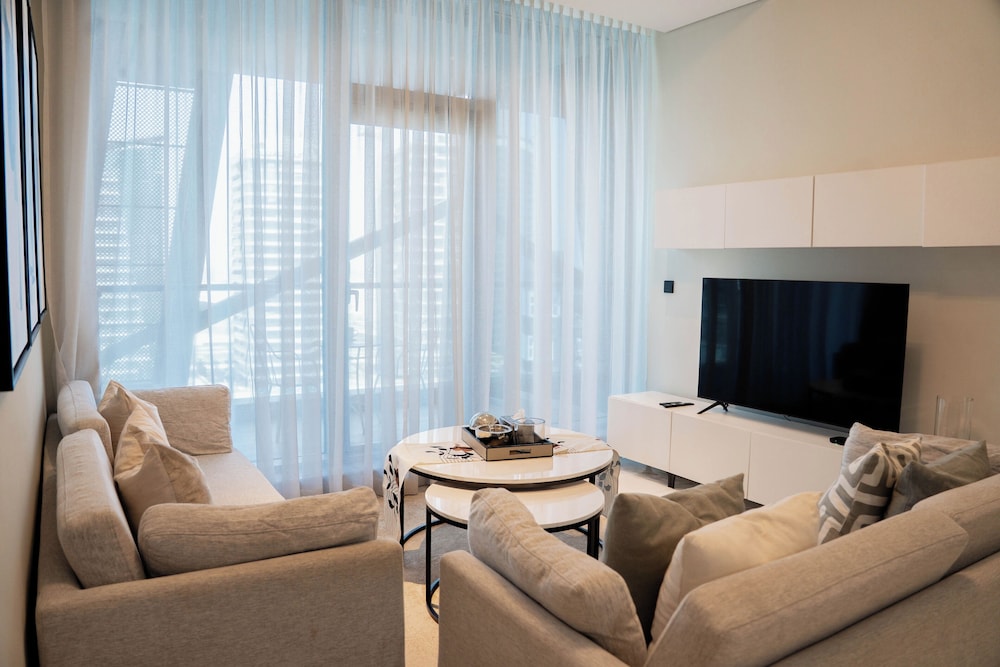 Cozy 1BR With Canal Views Full Amenities