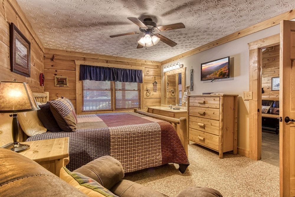 Er301 - Eagle's Hideaway - Great Location! Close To All The Action! 2 Bedroom Cabin by RedAwning view 4