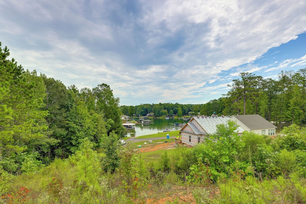 Walk to Lake Martin: Water-view Retreat w/ Deck!