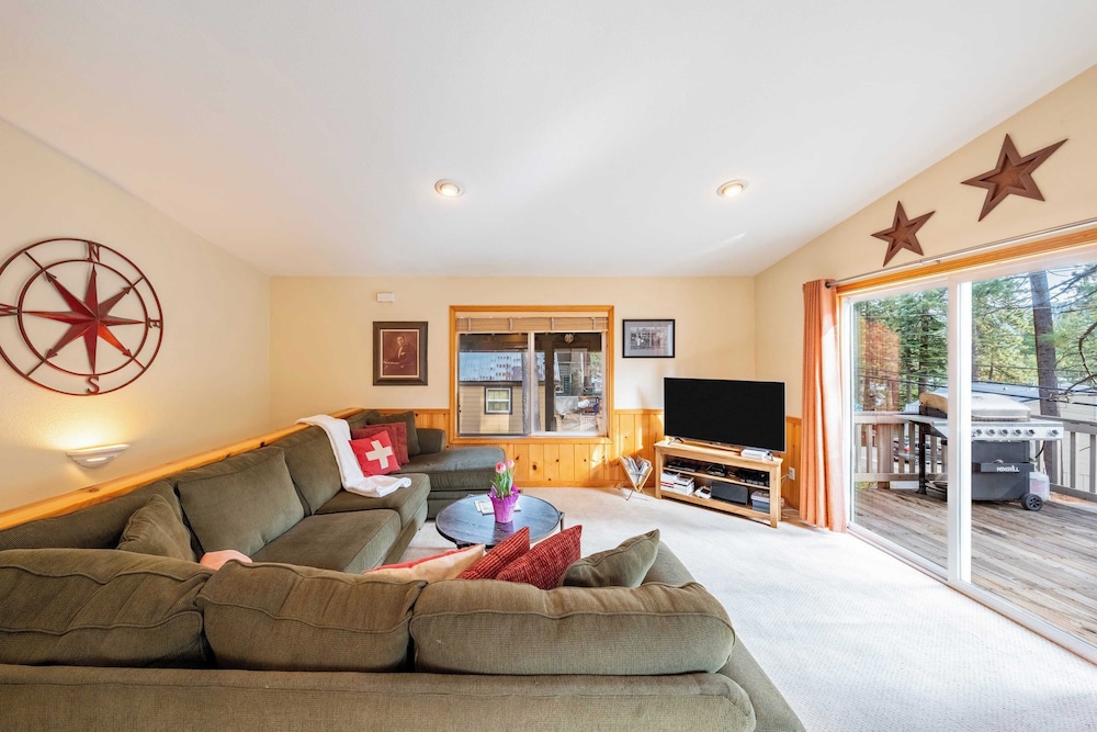 Stylish Truckee Retreat Deck, Near Lake & Skiing Moraine by Avantstay