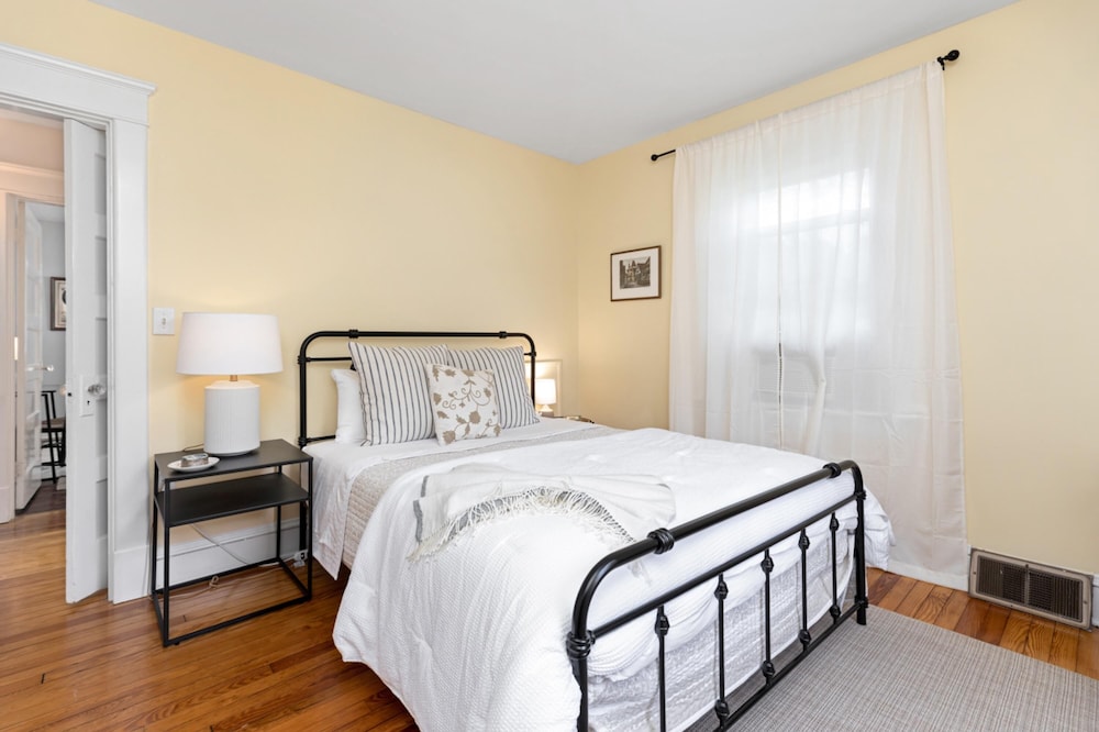 Cheerful 3 Bedroom Home Walk to UVA Stadium