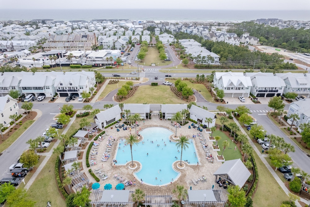 Shine on the Shore by Avantstay Pool Golf Cart