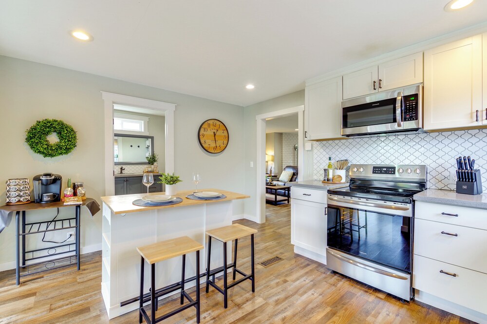 1 Mi to Historic Dtwn: Dog-friendly Everett Home!