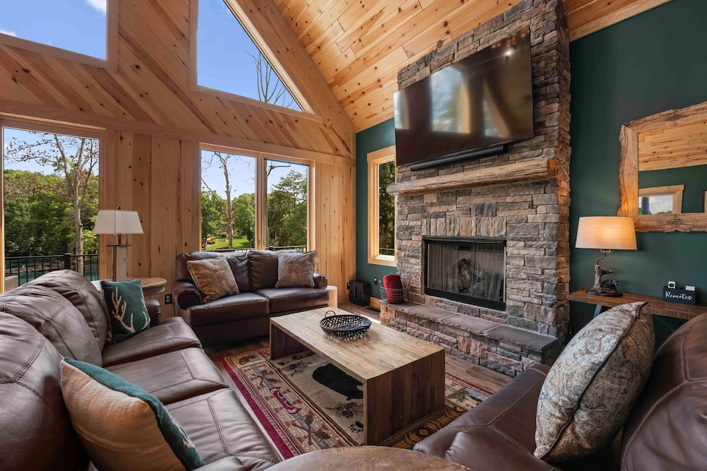 Black Bear Lodge by Avantstay Lakefront Dock Pool Theater Sleeps 20