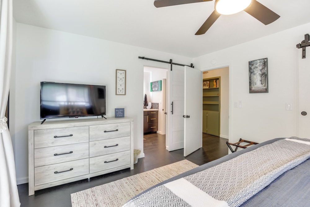 Modern Creekside Retreat 1 Mi to Spirit Mtn Casino