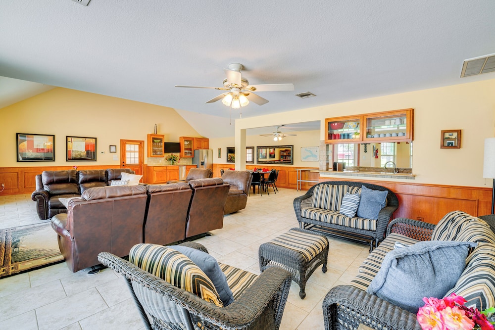 Sunrise Cove RC Llc: Lakefront Home w/ 2 Casitas!