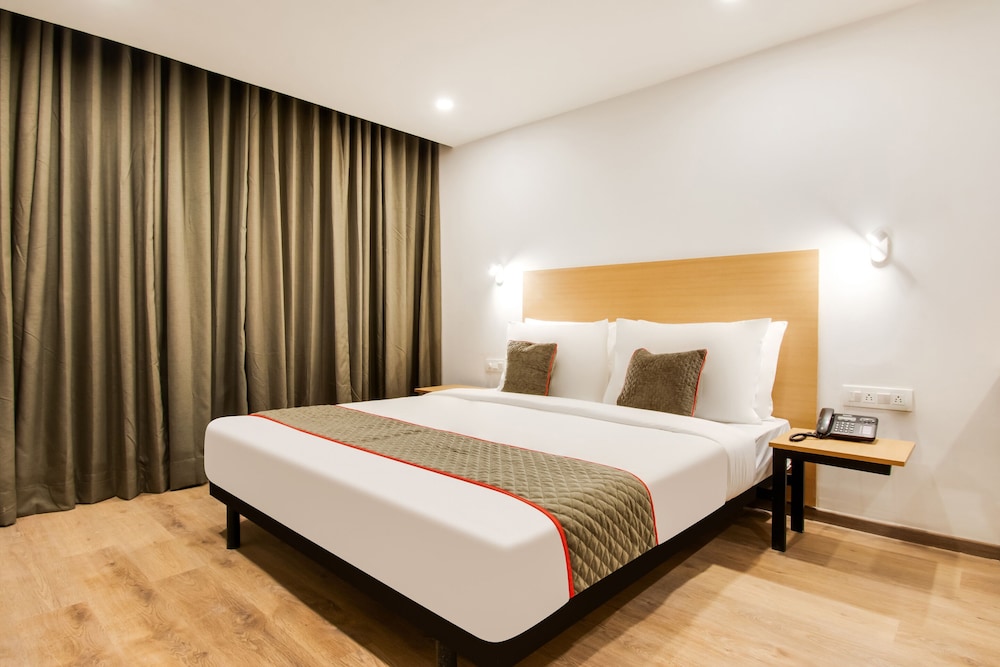 OYO Townhouse 228 Hotel Alana view 3