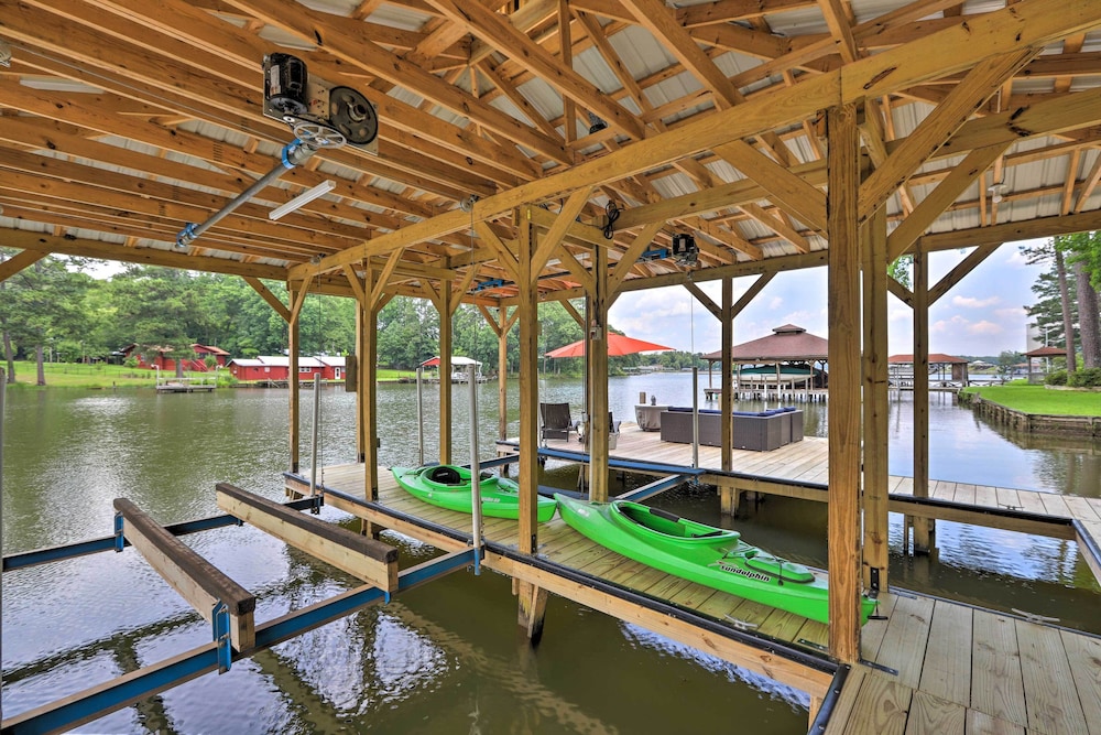 Lake Sinclair House w/ Lake Access & Kayaks! view 4