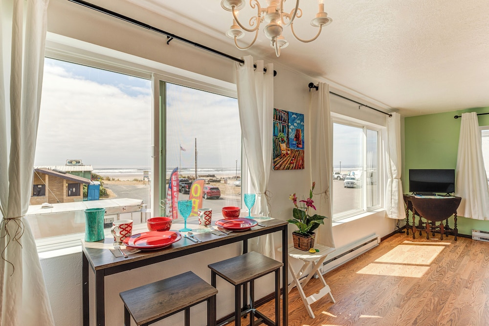 Quaint Rockaway Beach Gem: Walk to Shore!