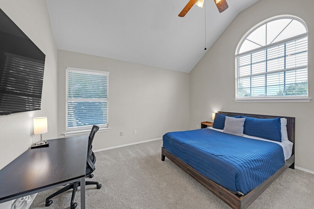 Modern 4br Gem Chic Comfort In Austin 4 Bedroom Home