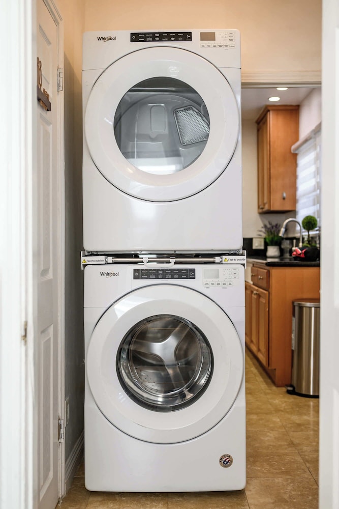 Comfortable Home Near LA With Full Kitchen & Laundry