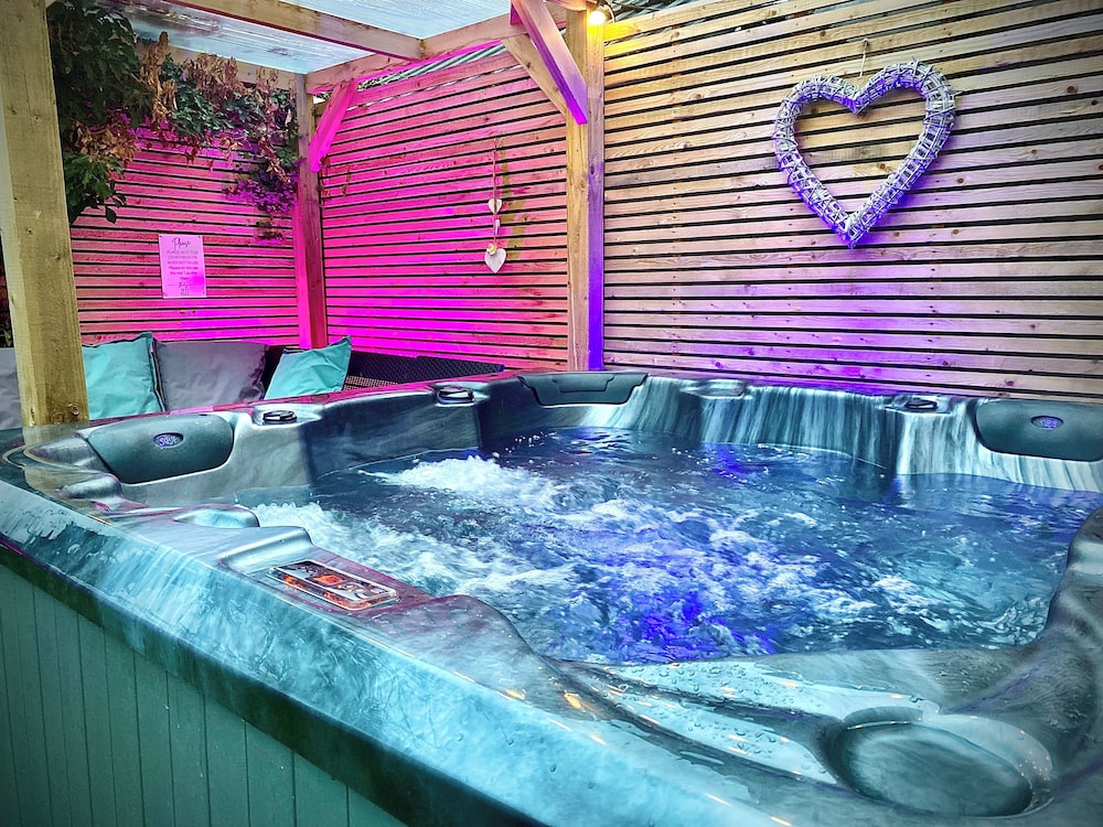 The Horncliffe Hot Tub House