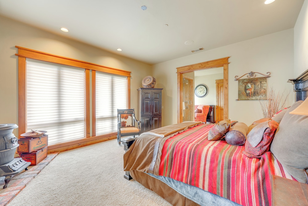 Hot Tub + Views: Luxe Mountain Escape in Yucaipa